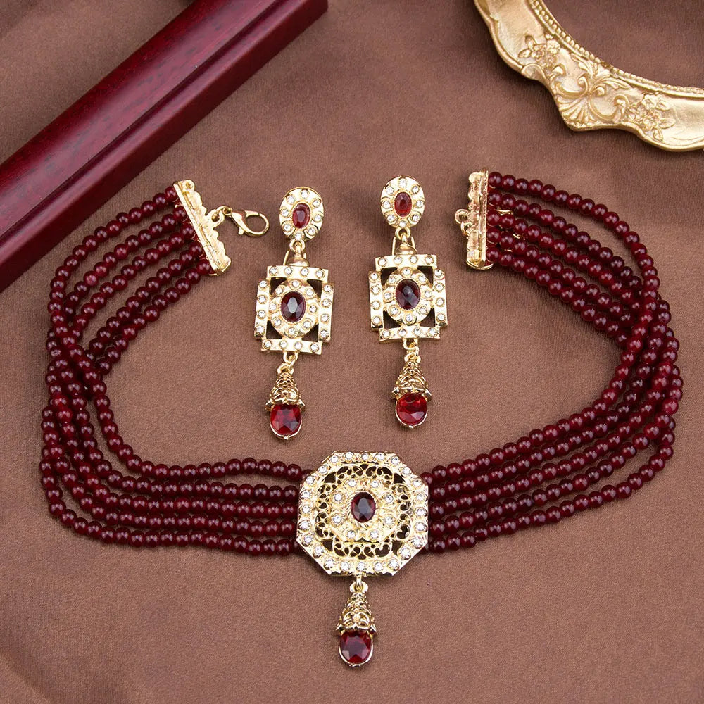Κολιέ choker με μαργαριτάρια, με μενταγιόν και κρεμαστά αραβικά σκουλαρίκια σε κόκκινο χρώμα