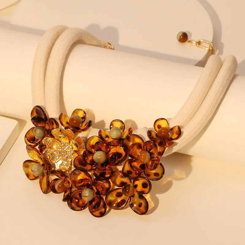 Κολιέ Κοντό Εθνοτικό με Όμορφο Μενταγιόν