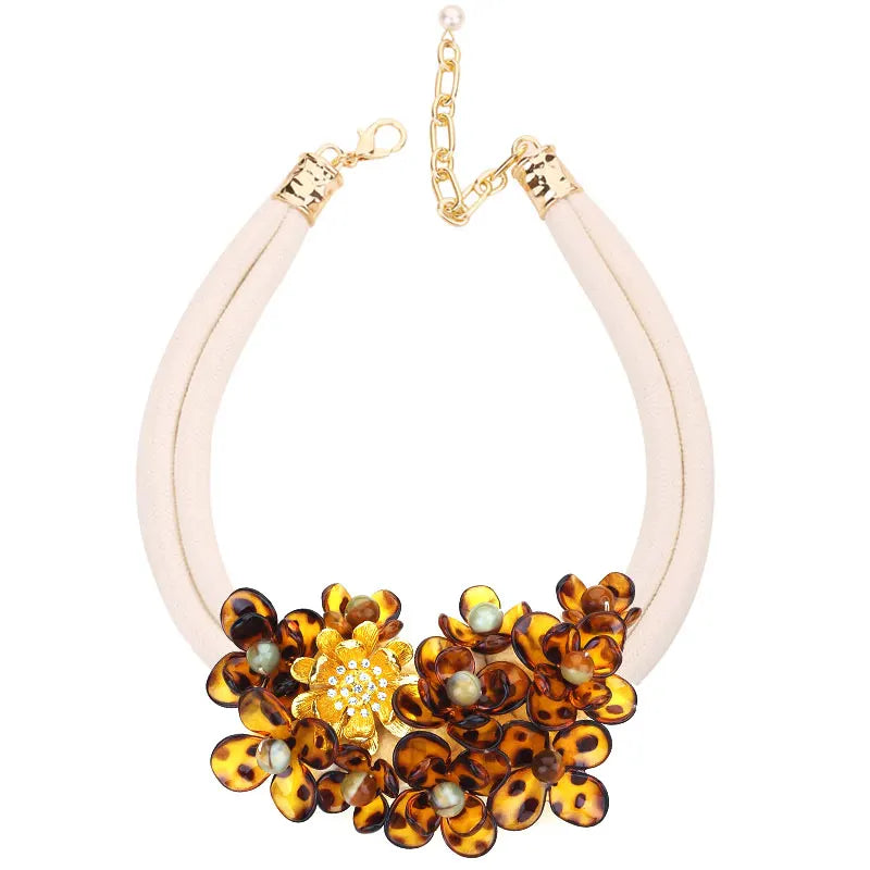 Κολιέ Κοντό Εθνοτικό με Όμορφο Μενταγιόν