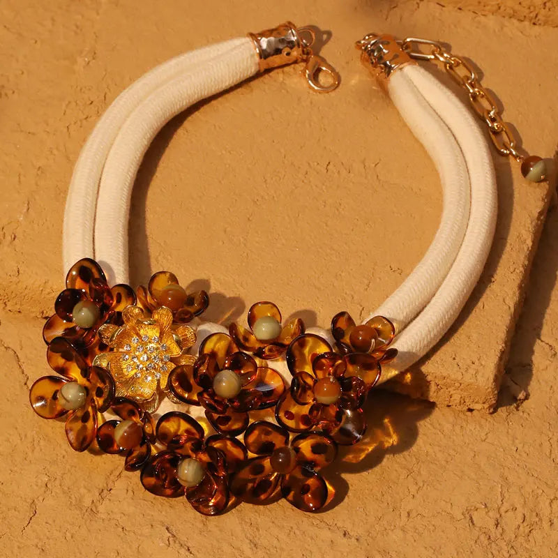 Κολιέ Κοντό Εθνοτικό με Όμορφο Μενταγιόν