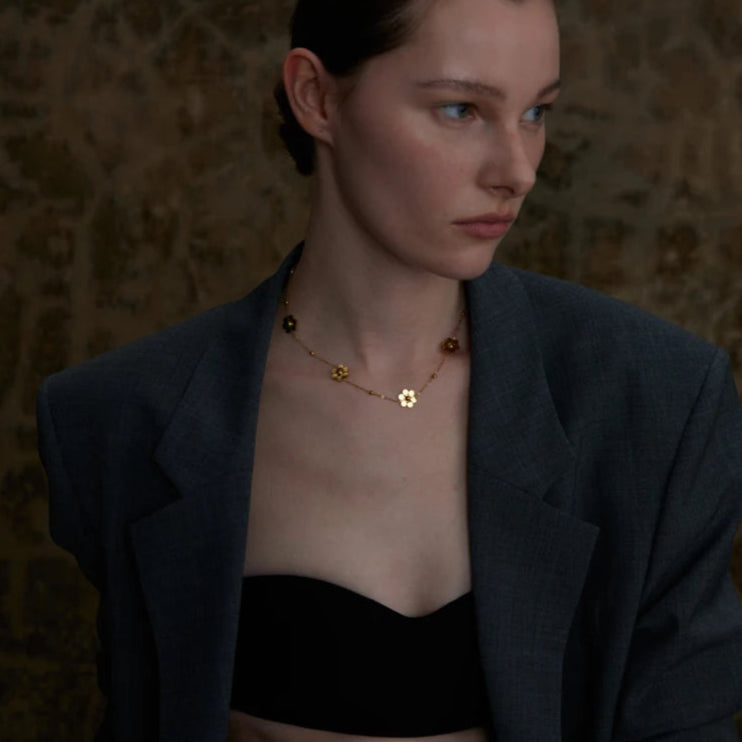 Κοντό Κολιέ με Κρεμαστό με Χρυσά Λουλούδια