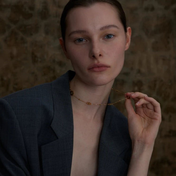 Κοντό Κολιέ με Κρεμαστό με Χρυσά Λουλούδια