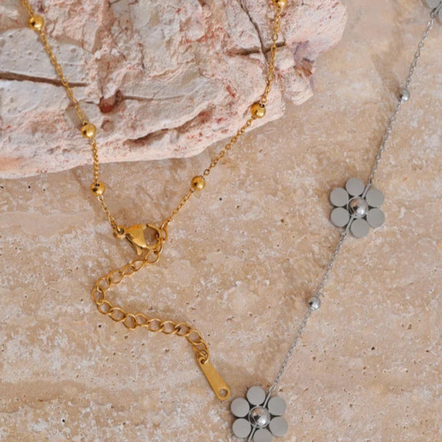 Κοντό Κολιέ με Κρεμαστό με Ασημένια Λουλούδια