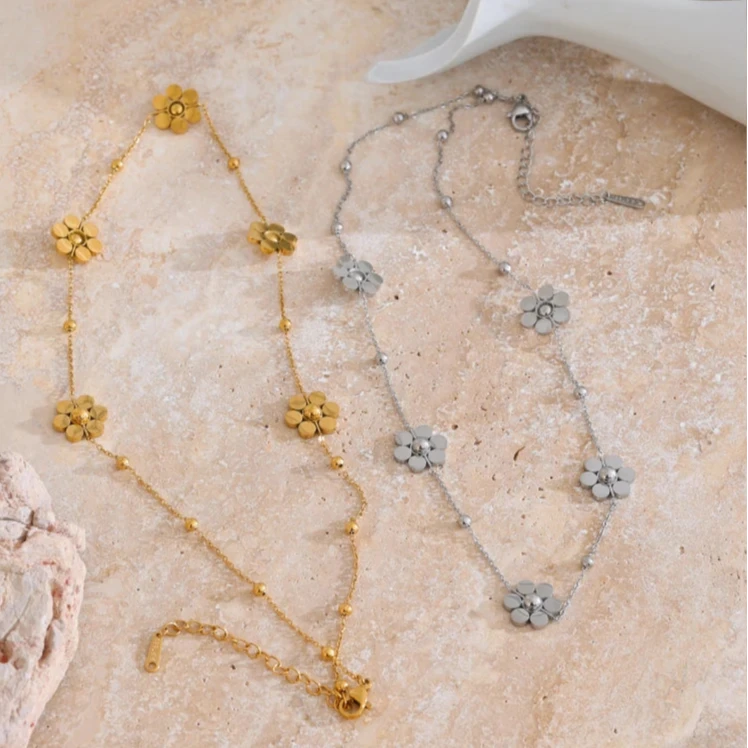 Κοντό Κολιέ με Κρεμαστό με Ασημένια Λουλούδια