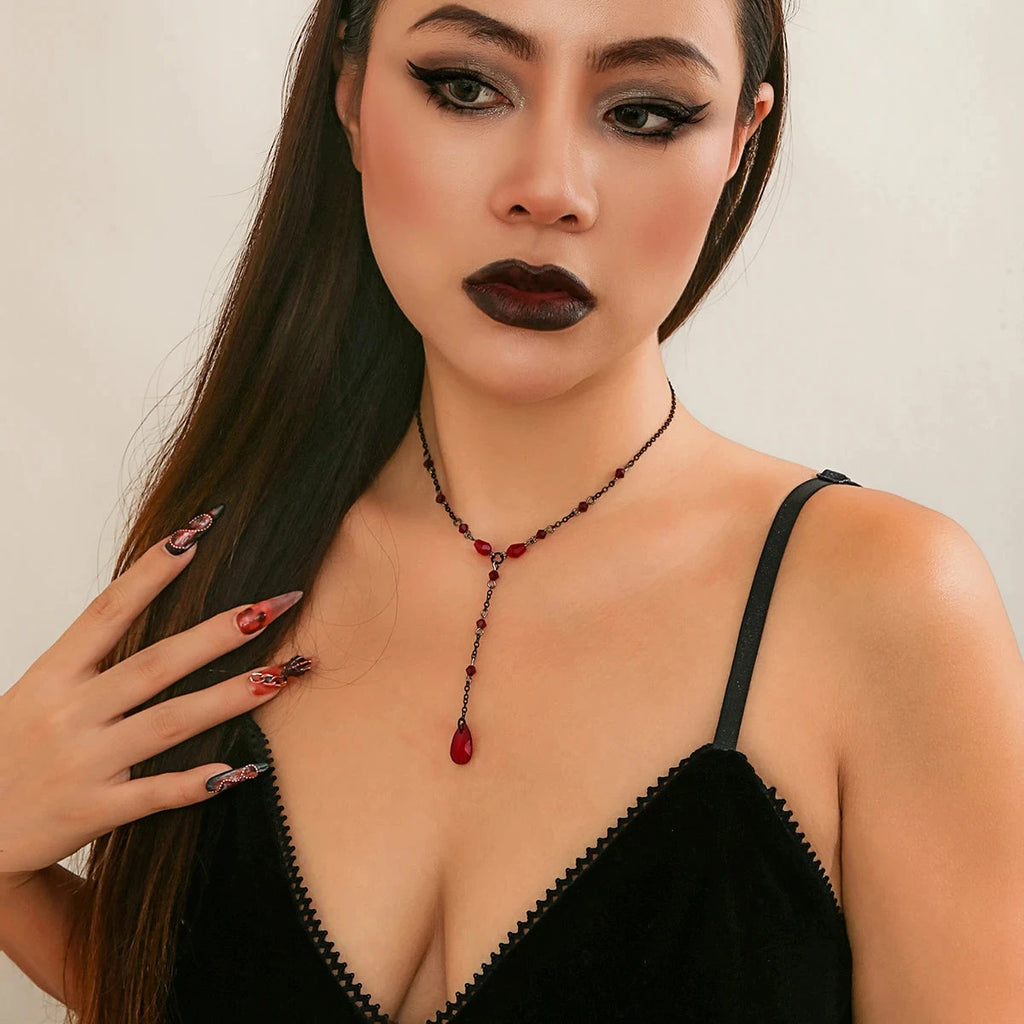 Κολιέ Choker με μενταγιόν σταγόνα νερού σε γοτθικό μαύρο και κόκκινο στυλ