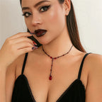 Κολιέ Choker με μενταγιόν σταγόνα νερού σε γοτθικό μαύρο και κόκκινο στυλ