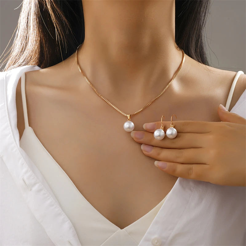 Σετ κολιέ με μενταγιόν και κρεμαστά σκουλαρίκια με μαργαριτάρι σε σύγχρονο στυλ χρυσό