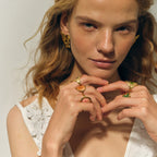 Μεγάλο δαχτυλίδι λουλούδι σε διαφανές πλαίσιο