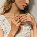 Μεγάλο δαχτυλίδι λουλούδι σε διαφανές πλαίσιο