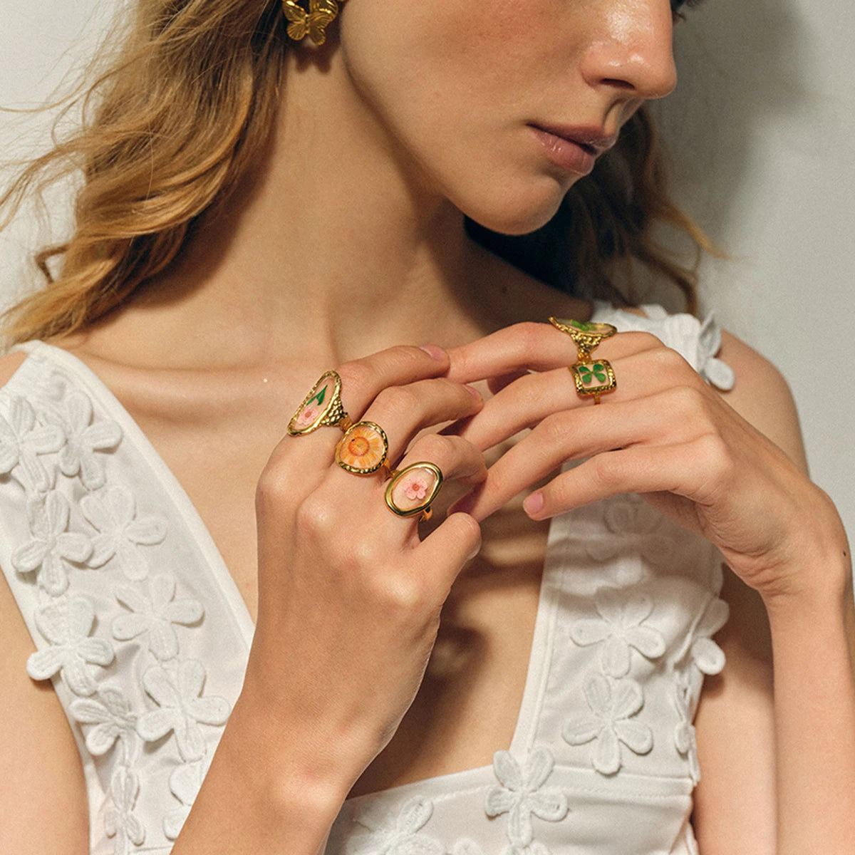 Μεγάλο δαχτυλίδι λουλούδι σε διαφανές πλαίσιο