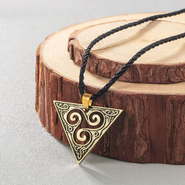 Κολιέ τρίσκελΚολιέ Κελτικό Τρίσκελ (Ασημένιο ή Χρυσό) παλαιωμένο μπρούντζο